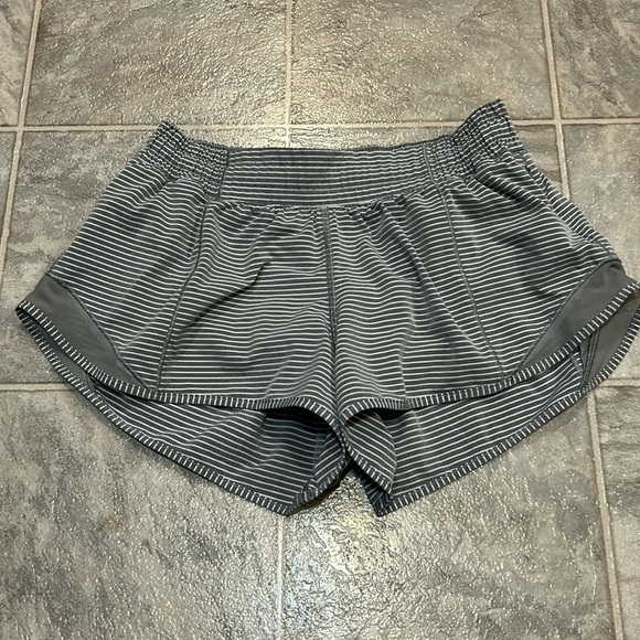 Lululemon Hotty Hot Short II *2.5" - Picture 4 of 7